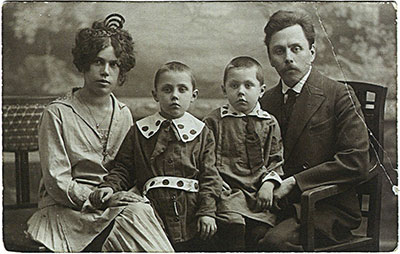 Н.К. Вехов с женой Еленой Владимировной и с сыновьями — Юрием (слева) и Владимиром