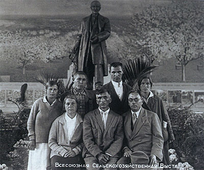 Н.К. Вехов (в первом ряду справа) с сотрудниками ЛОСС на Всесоюзной сельскохозяйственной выставке в Москве. Фотография 1940 года